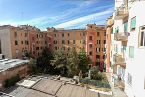 una vista panoramica su una città con edifici di All'Ombra dei Musei Vaticani a Roma