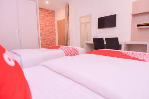 En eller flere senger på et rom på SUPER OYO Capital O 2018 Ring Road Guest House Syariah