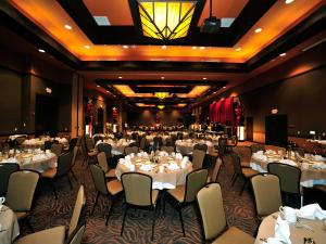 - une salle de banquet avec des tables et des chaises blanches dans l'établissement Desert Diamond Casino, à Tucson