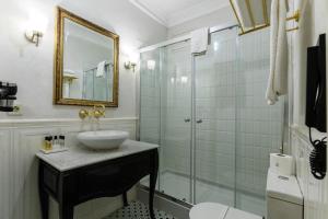A bathroom at Meroddi Galata Mansion Még 37 kép