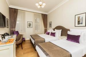 Ένα ή περισσότερα κρεβάτια σε δωμάτιο στο Meroddi Galata Mansion