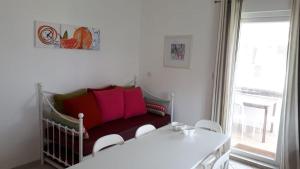 Habitación con 1 cama con mesa blanca y sillas en Sacha Tourist Residence 2, en Mahébourg