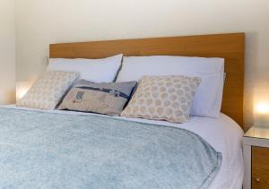 Tempat tidur dalam kamar di Stones Throw Studio Apartment Bude Cornwall