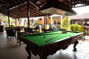 a pool table in a restaurant with a pool table at Colonia Santa Maria in Baga