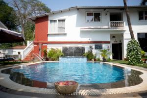 een zwembad voor een huis bij Colonia Santa Maria in Baga