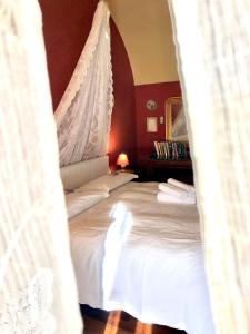 ドルチェアックアにあるStecadó - PreaRundaのベッドルーム(天蓋付き白いベッド1台付)