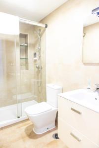 La salle de bains est pourvue d'une douche, de toilettes et d'un lavabo. dans l'établissement Apartamento Colon by Cadiz Time, à Cadix
