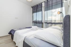 Postel nebo postele na pokoji v ubytování Apartments Solis Lacus Penthouse