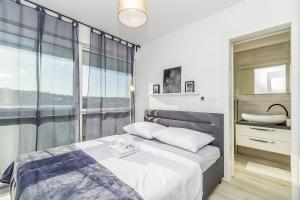 Postel nebo postele na pokoji v ubytování Apartments Solis Lacus Penthouse + 37 fotografií