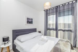 Postel nebo postele na pokoji v ubytování Apartments Solis Lacus Penthouse
