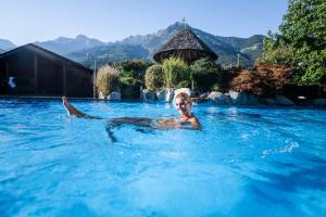 Bazén v ubytování Hotel Wiesenhof nebo v jeho okolí