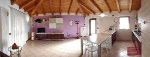 アルコにあるECO - Villetta Arcobalenoの紫の壁の広いキッチン(カウンタートップ付)