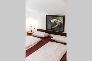 Postel nebo postele na pokoji v ubytování Zweizimmer-Wohnung mit Schlossblick