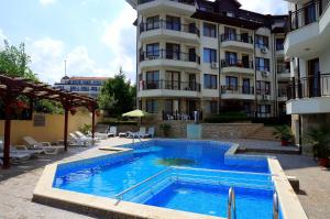 duży basen przed budynkiem w obiekcie Комплекс Бяла Виста до Плажа - Complex Byala Vista near the beach w Bjałej