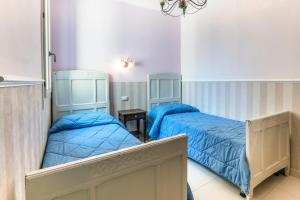 2 camas en una habitación con sábanas azules en Appartamento Biennale, en Venecia