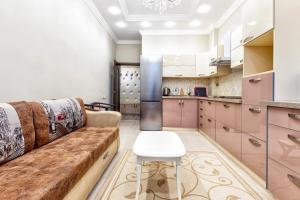 una cucina con divano e tavolo in una camera di ЖК Дипломат a Astana