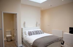1 dormitorio con 1 cama y TV en Toothbrush Apartments - Ipswich Central East, en Ipswich