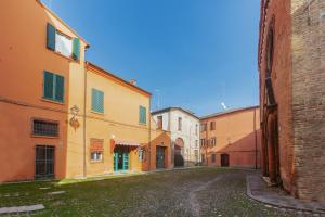 Foto dalla galleria di Duplex Apartment in centro con posto auto privato a Ferrara