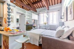 um quarto com uma cama e uma cozinha com uma mesa em Duplex Apartment in centro con posto auto privato em Ferrara