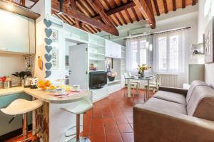 una cucina e un soggiorno con divano e tavolo di Duplex Apartment in centro con posto auto privato a Ferrara