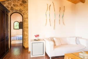 Villa Bournella في إيبسوس: غرفة معيشة مع أريكة بيضاء وطاولة