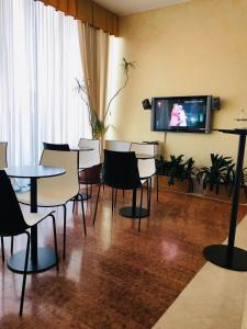 克里斯塔尔酒店的电视和/或娱乐中心