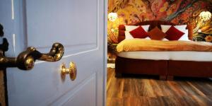Zimmer mit einer Tür mit einem Bett und einem Türknauf in der Unterkunft Boutique Hotel & Bio Wirtshaus Schwarzer Bock in Ansbach