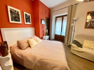 クエンカにあるCasa Garroteのオレンジ色の壁のベッドルーム1室、ベッド1台、窓が備わります。
