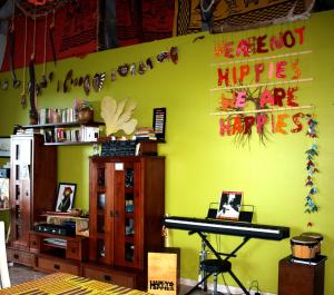 een kamer met een groene muur met een opschrift op de muur bij Happy hippies House in Sainte-Rose