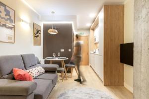 uma sala de estar com um sofá e uma mesa em HiBilbao Apartments em Bilbau