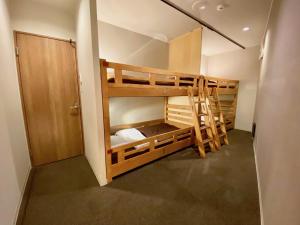 Palanda nebo palandy na pokoji v ubytování Osaka Guesthouse Nest + 37 fotografií