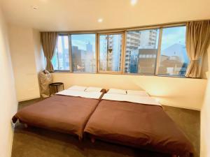 Voodi või voodid majutusasutuse Osaka Guesthouse Nest toas