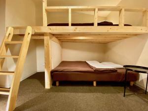 Palanda nebo palandy na pokoji v ubytování Osaka Guesthouse Nest