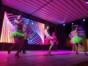 Un gruppo di donne che ballano sulla pista da ballo di Alannia Costa Blanca a Crevillent Altre 111 foto