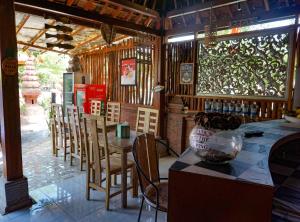 Restaurace v ubytování Wisma Pulau Merah