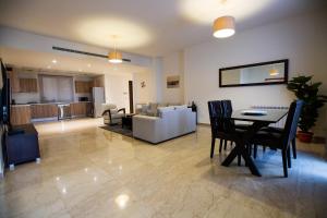 sala de estar con mesa y sofá en Kantari Suites en Beirut