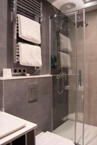 a bathroom with a shower with a glass door at Hostal Apolo in Barcelona