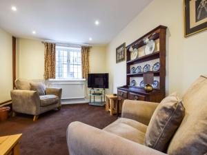 a living room with two couches and a television at Anne Boleyn in Winchcombe