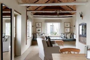 フランシュホークにあるBoschendal Farm Estateのソファとテーブルのあるリビングルーム