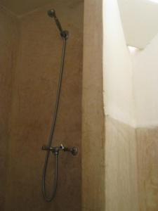 La salle de bains est pourvue d'une douche avec un tuyau. dans l'établissement Douarskoll, à Marrakech