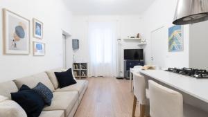 Biały salon z kanapą i kuchnią w obiekcie Italianway - Garigliano 8 w Mediolanie
