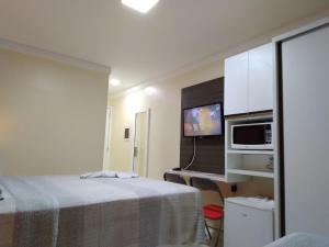 Habitación de hotel con 2 camas y microondas en Ponta Negra Beach beira-mar ap 216, en Natal