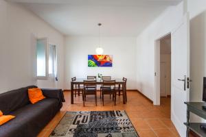 ein Wohnzimmer mit Sofa und Tisch in der Unterkunft My home | Azores in Ponta Delgada