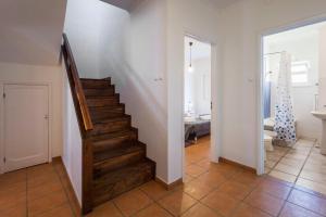 ein Flur mit einer Treppe in einem Haus in der Unterkunft My home | Azores in Ponta Delgada + 23 Fotos