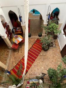 馬拉喀什的住宿－蔓達琳花園酒店，享有客厅的顶部景色,客厅铺有红色地毯