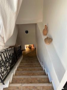 una escalera con jarrones en la pared y una escalera en Les Jardins Mandaline en Marrakech
