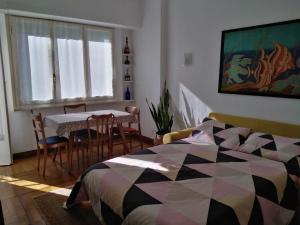 Schlafzimmer mit einem Bett, einem Tisch und Stühlen in der Unterkunft La Piccola Florida in Sanremo
