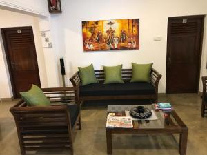 sala de estar con sofá y mesa en Dions Guest House, en Negombo