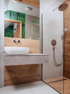 Ein Badezimmer in der Unterkunft FOLGA - Hotel, Restauracja, Browar, SPA