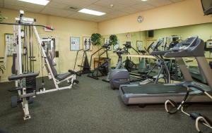 Fitness centrum a/nebo fitness zařízení v ubytování Coast Inn at Lake Hood